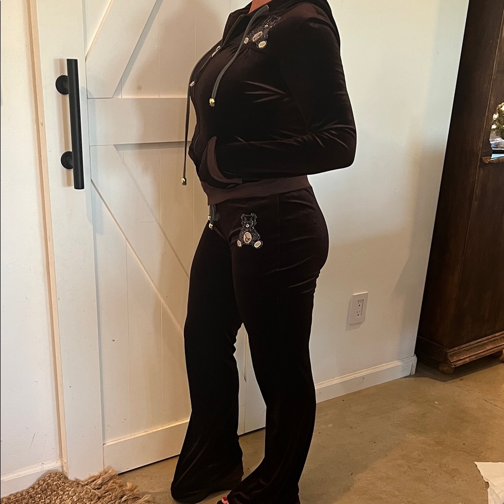 GUCCI-Women's Velvet Tracksuit in Dark Brown with Rhinestone Bears. - Picture 5 of 16